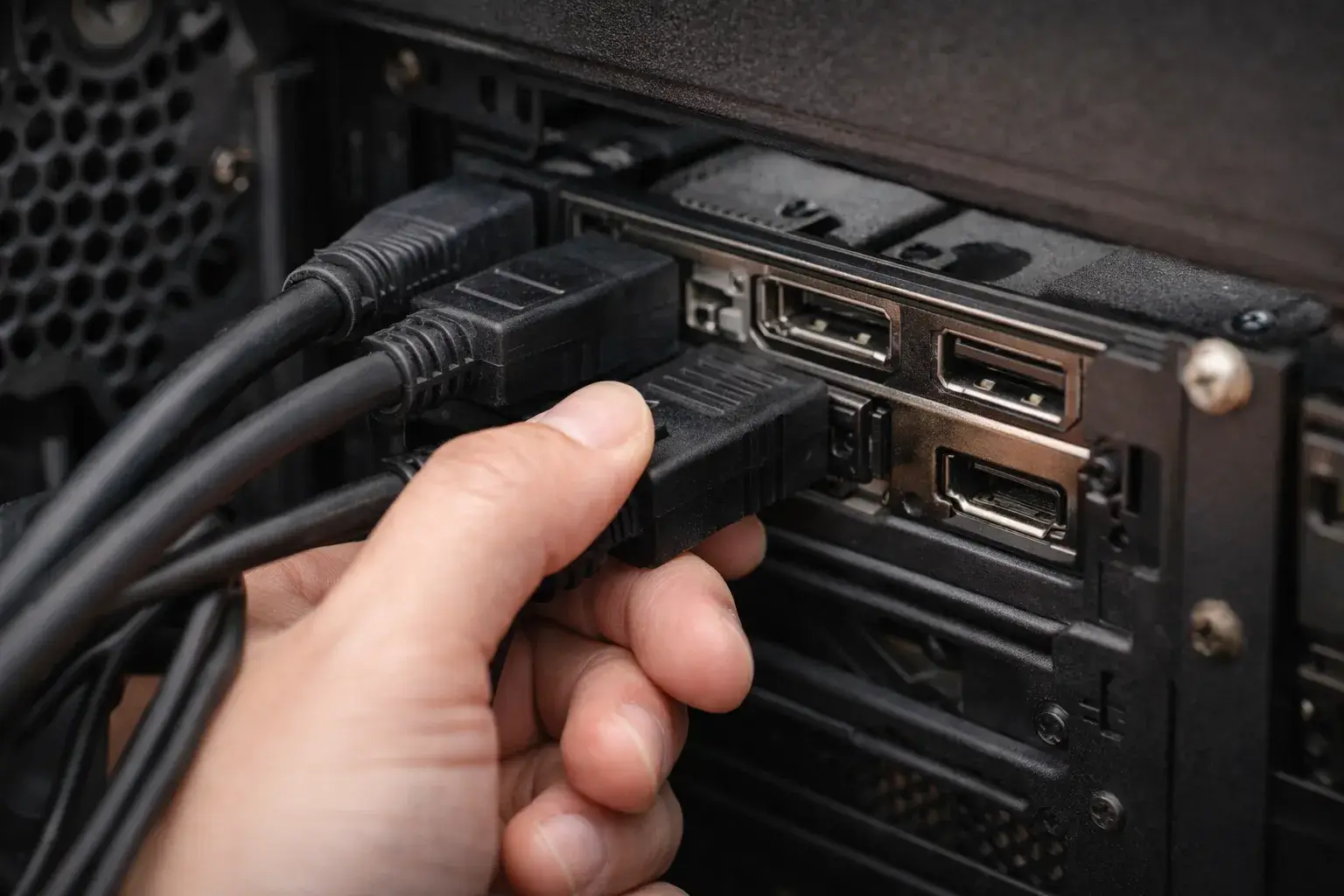 ディスプレイポートが抜けない原因と外し方